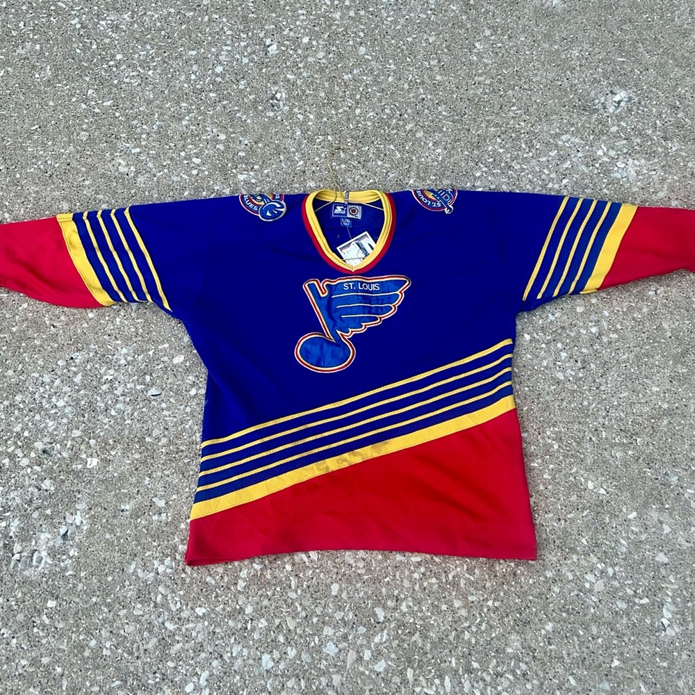 Vintage St. Louis blues hockey jersey 
YOUTH Xl or MENS XS can fit mens small